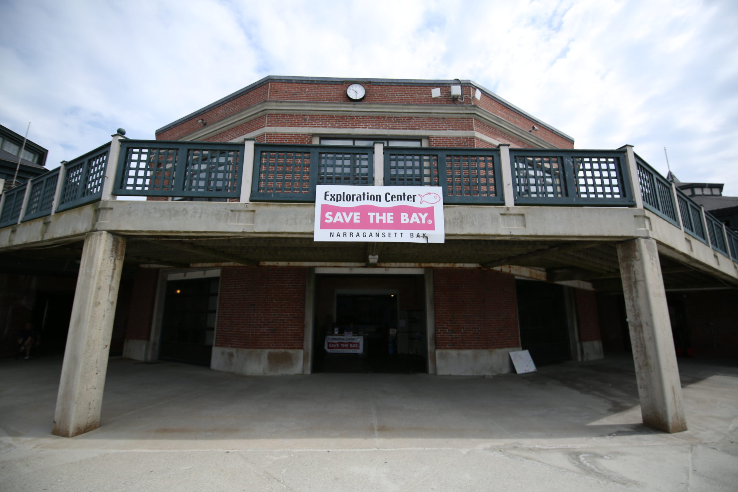 entrance-exploration-center-and-aquarium-eastons-beach