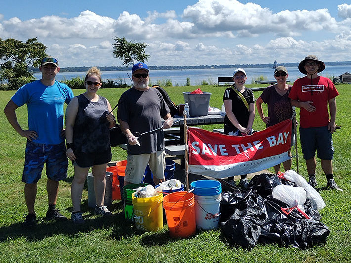 Volunteers-with-litter-Conimicut-Point-Warwick