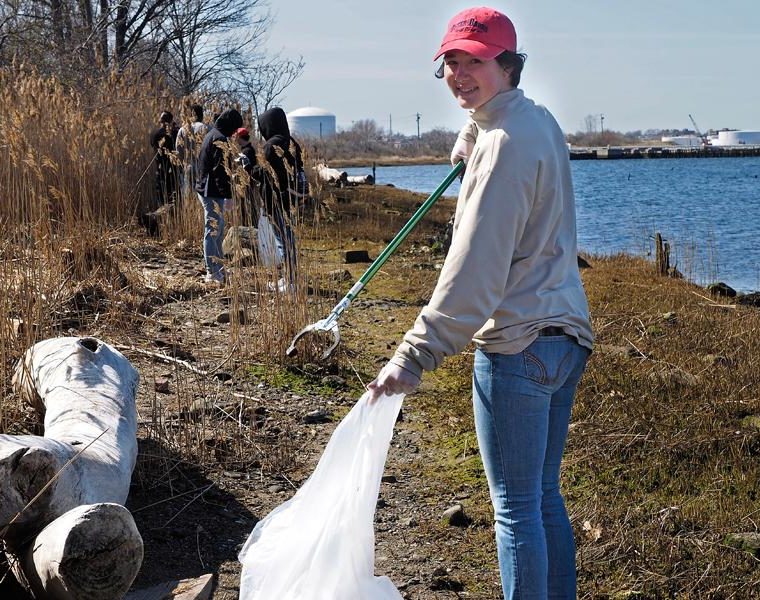 Rotator 9d026 Volunteer doing a beach cleanup